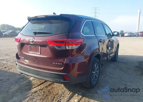 2018 Toyota Highlander Xle z USA, uszkodzony, nr VIN 5TDJZRFH8JS906164